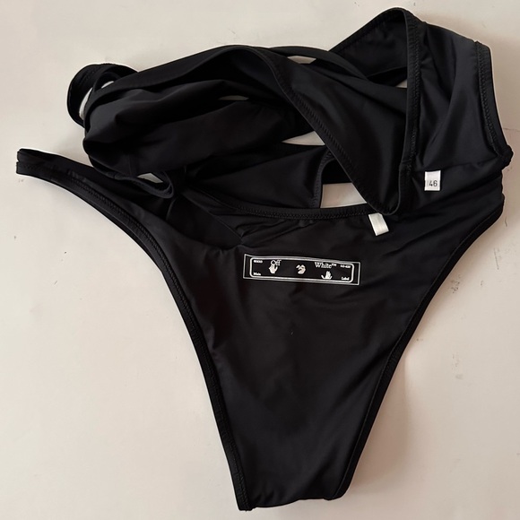 OFF-WHITE Cut Out Bikini Set
Black cut out with OFF stamp in white at front - Picture 5 of 6